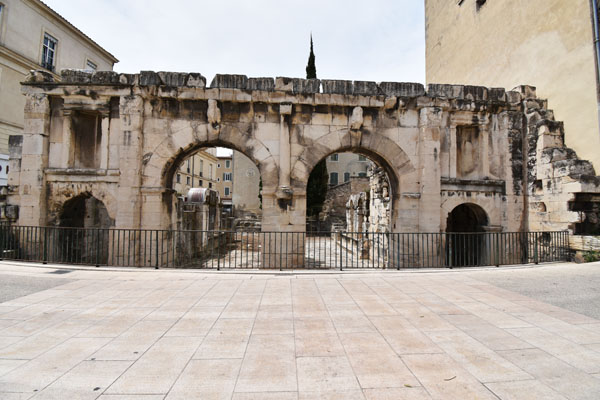 Nimes, Puerta de Augusto