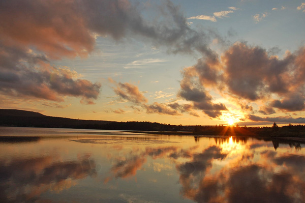 Akaslompolo, Atardecer en el lago