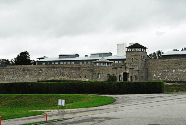 Campo de concentración de Mauthausen, Puerta de entrada