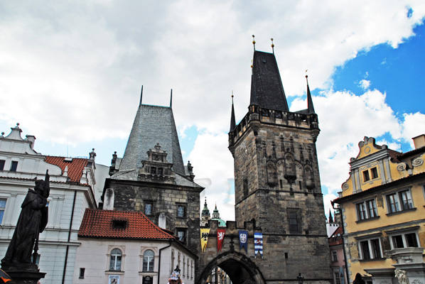 Praga, Las torres del Puente de Carlos