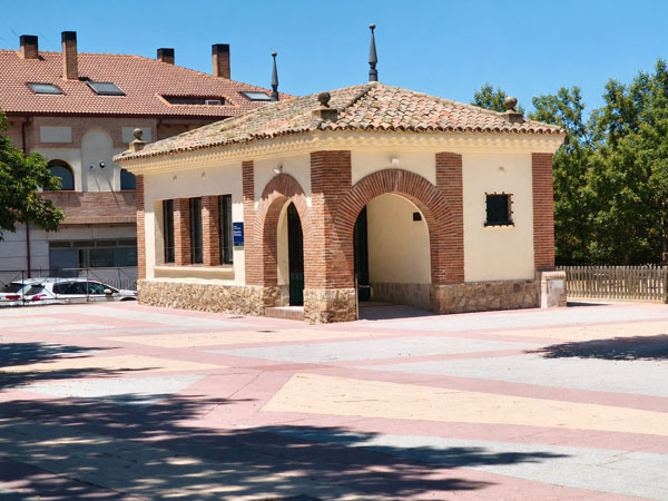 Arroyomolinos, Edificio de las antiguas escuelas