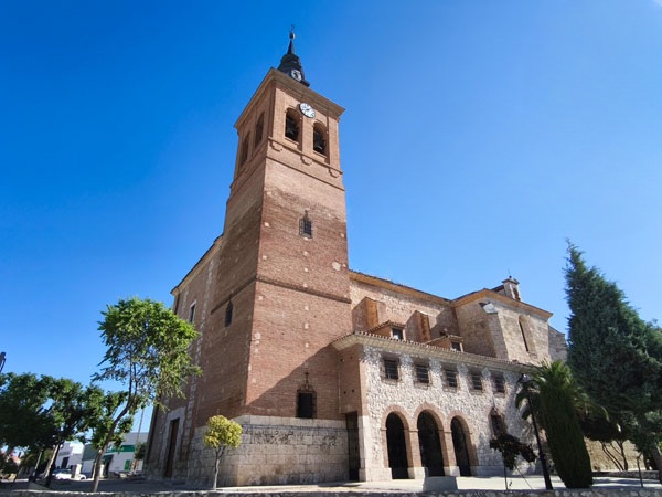 Torrejón de Velasco, vista del exterior de la Iglesia de San Esteban Protomártir