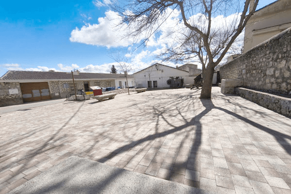 Pezuela de las Torres, Plaza del Regimiento Dragones de Pezuela