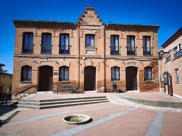 Los Santos de la Humosa, Antiguas escuelas católicas