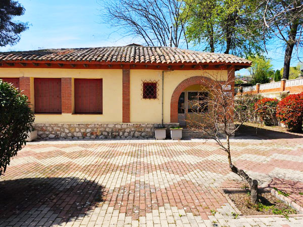 Los Hueros, Antiguas escuelas