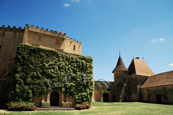 Castillo de Biron, Patio inferior