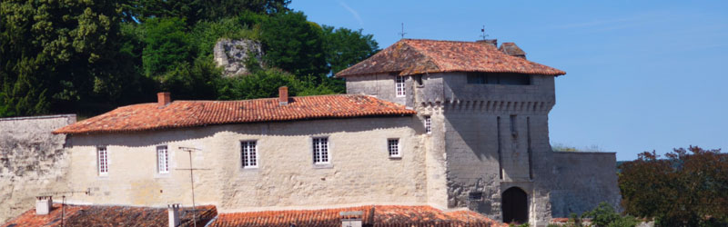 Aubeterre-sur-dronne, Castillo medieval