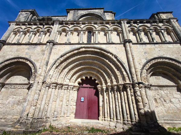 Aubeterre-sur-Dronne, fachada románica de la Iglesia de Saint-Jacques