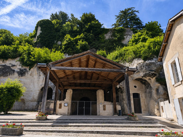 Aubeterre-sur-Dronne, entrada a la iglesia subterránea de Saint-Jean