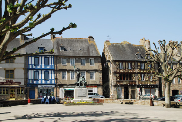 Treguier, Place du Martrey