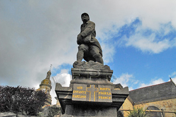 Arzano, Monumento a los caidos en las guerras