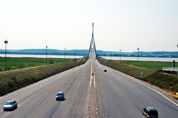 Puente de Normandía sobre el río Sena