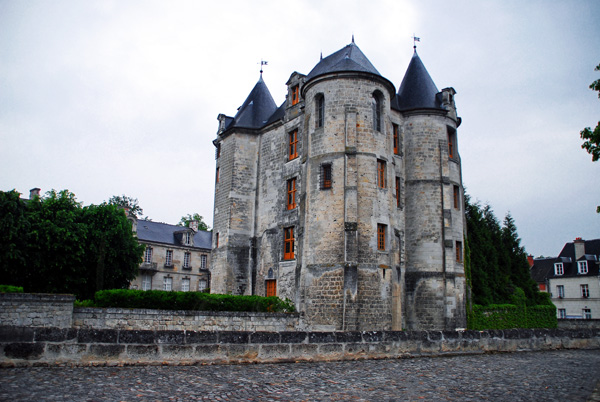 Vic-sur-Aisne, Castillo o Palacio y su Torre del Homenaje o DONJON