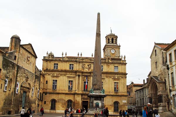 Arlés, El Ayuntamiento