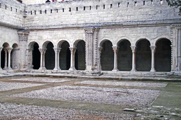 Arlés, Claustro de la Iglesia de Saint-Trophime