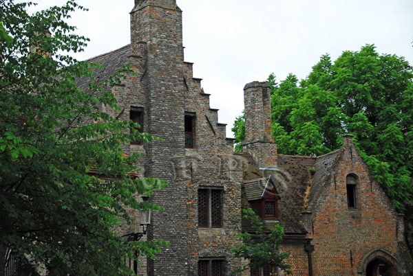 Brujas, Casas típicas