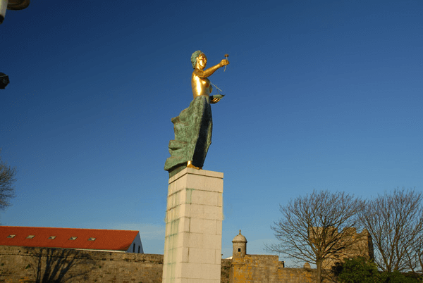 Viana do Castelo, Estátua à Mulher Vianesa